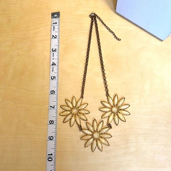 Vintage-Looking Daisy Necklace - Picture 3 of 5